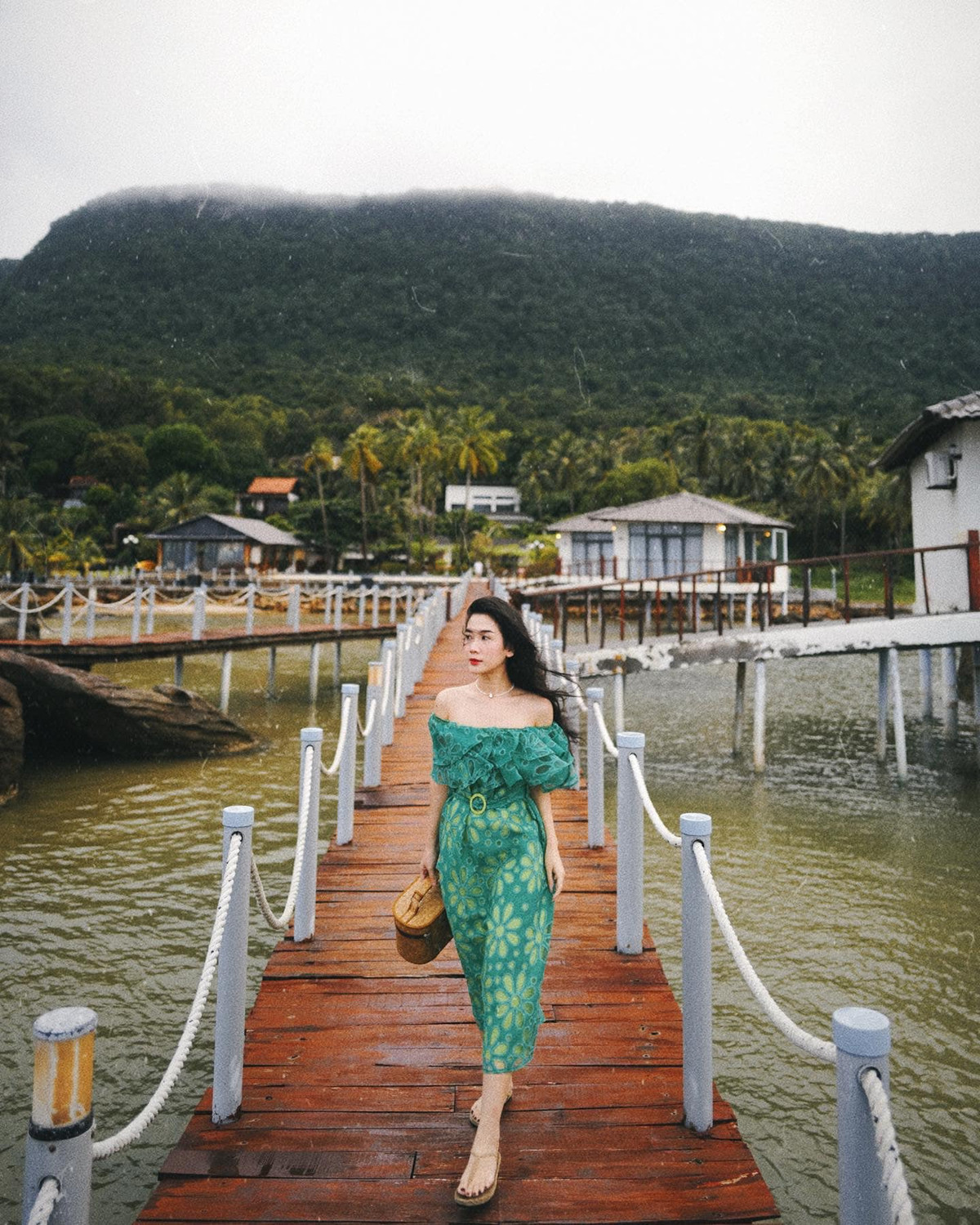 hông chỉ nhan sắc mà phong cách ăn mặc của hot girl 9x cũng được nhiều bạn nữ yêu thích và học hỏi.