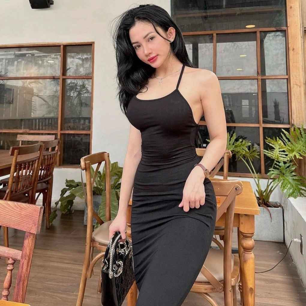 Hoàng Hà từng được báo Trung Quốc dành nhiều lời khen có cánh về nhan sắc và ngoại hình nổi bật.