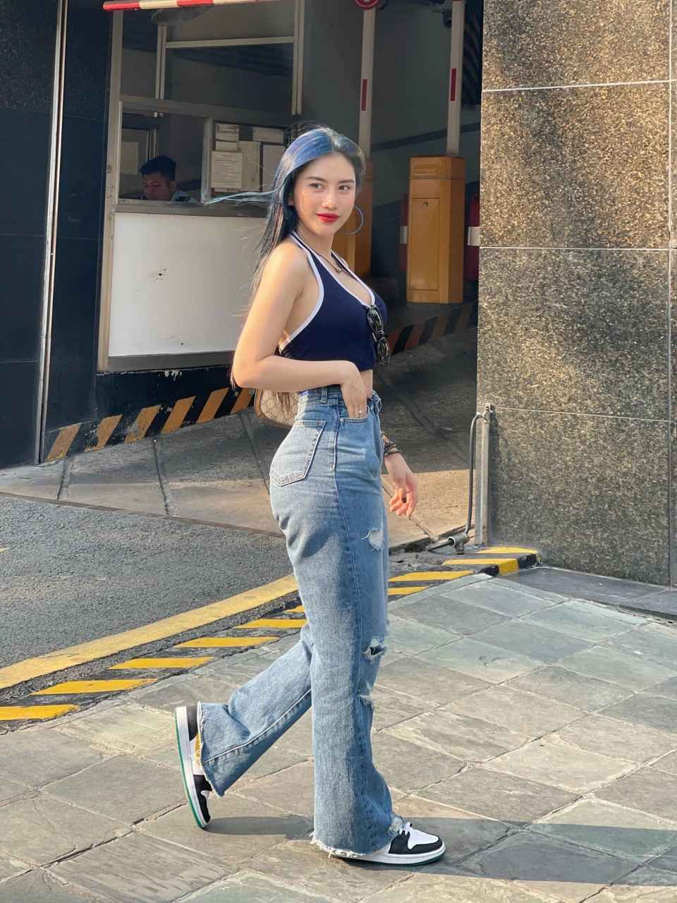 Ngoài đời, Trang Tracy ghi điểm với gu thời trang trẻ trung, năng động, phù hợp với tính chất công việc.