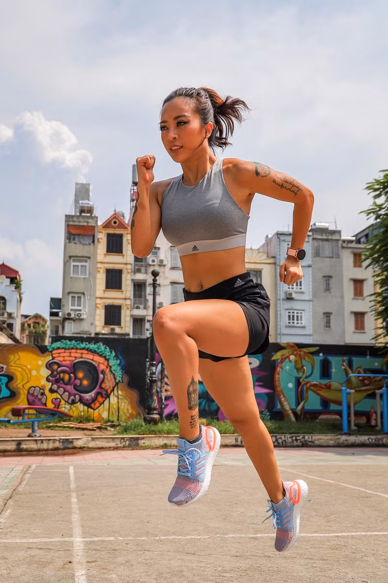 Sở hữu thân hình nóng bỏng cùng nước da nâu "bánh mật" khỏe khoắn, Giang Anh thường gắn liền với những bộ trang phục có phần thiết kế gợi cảm, cắt xẻ sâu khoe trọn đường cong quyến rũ.