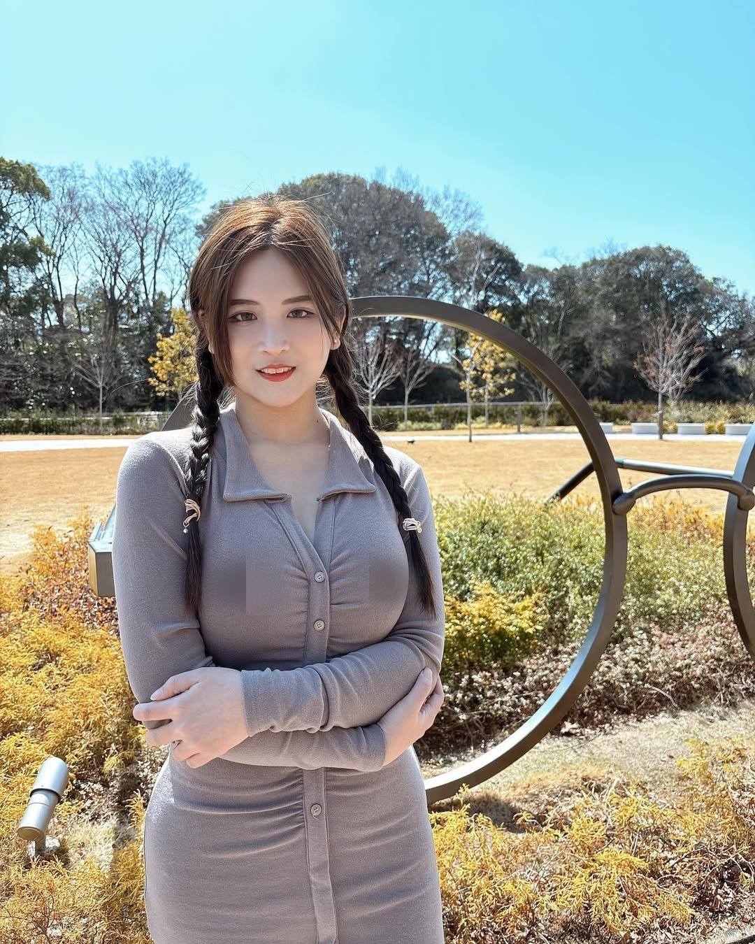 Với thân hình nóng bỏng và tinh thần tự do, Ash không chỉ thu hút mà còn truyền cảm hứng cho chị em phụ nữ.