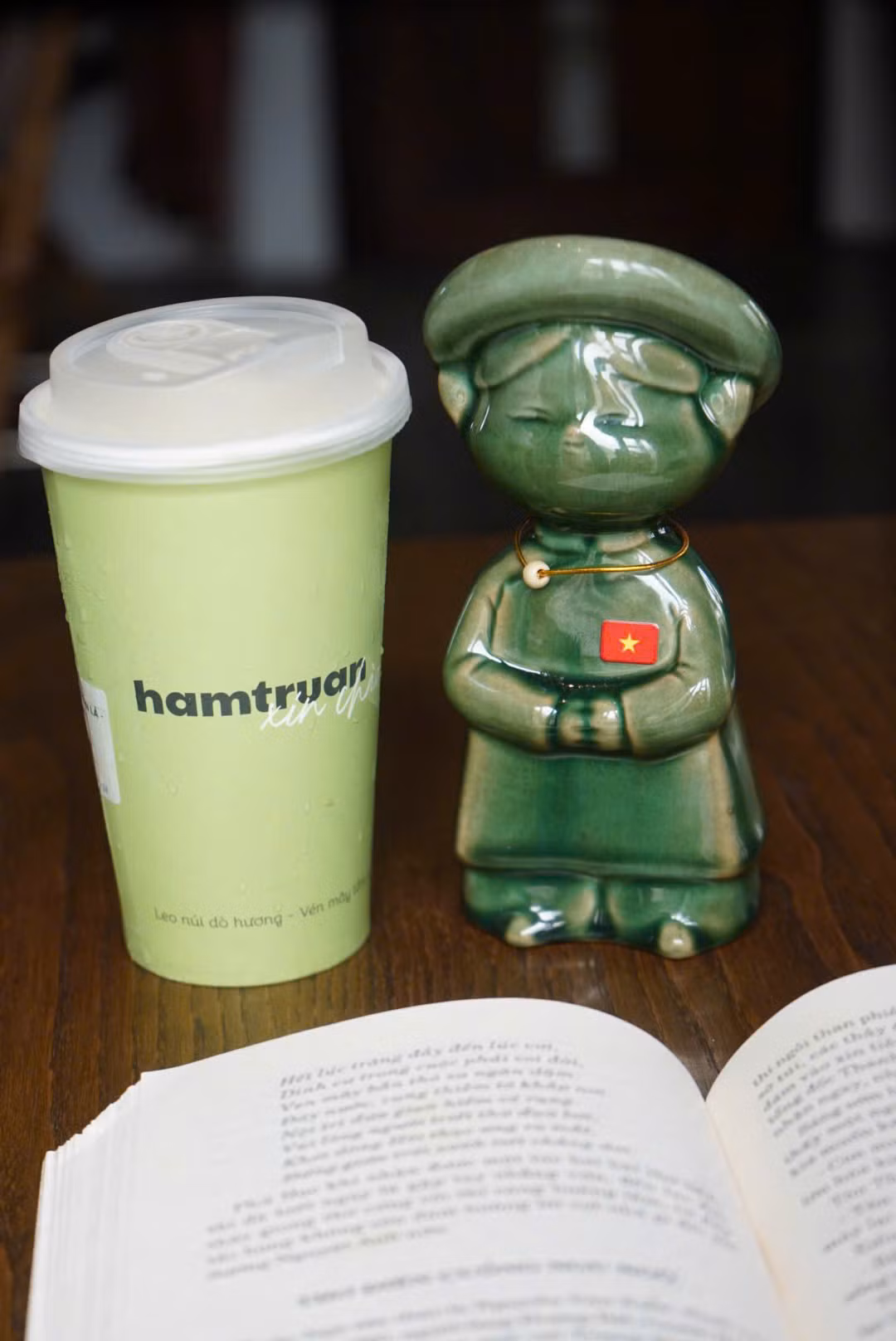 Chia sẻ với PV, Hồng Phương (27 tuổi – Hà Nội) cho biết: "Sau khi biết tới món quà đặc biệt của Hầm Trú Ẩn, mình và các bạn bè đã "lên kèo" để có trong tay sản phẩm độc đáo này. Mình xếp hàng từ 13h30 nhưng có khá đông người đến trước mình. Nhưng khá may mắn là mình vẫn có được búp bê này".