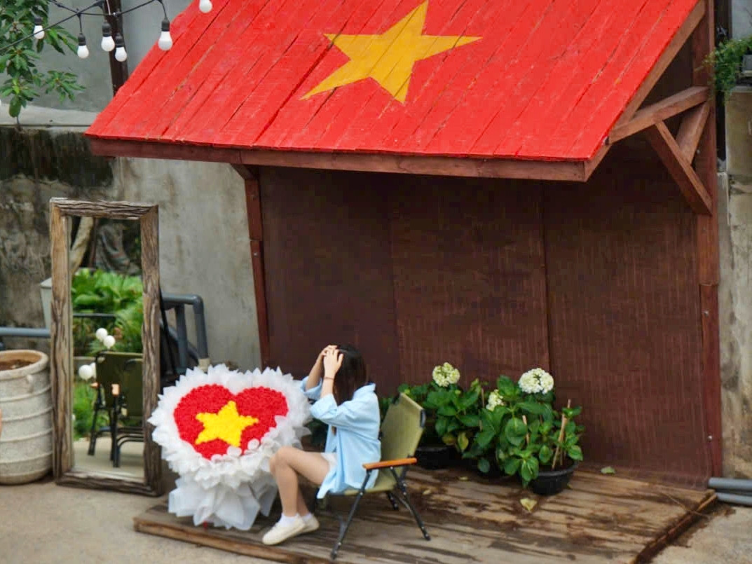 Không chỉ có các bạn trẻ thích thú với việc săn tượng "Cô bé Việt Nam" mà trong hàng dài xếp hàng cũng có khá nhiều các lứa tuổi khác nhau.