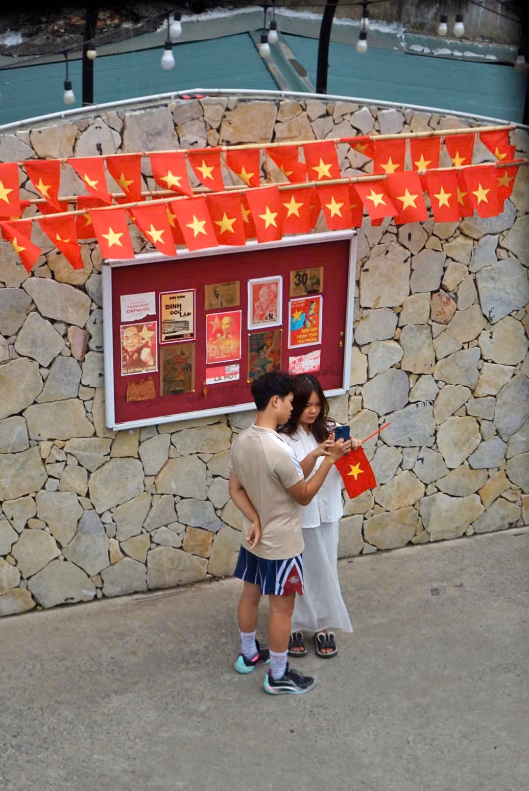 Ngoài việc săn bức tượng đang hot rần rần trên MXH này, Hầm Trú Ẩn cũng là nơi chăm chỉ tạo các background để cho giới trẻ check-in để có những bức ảnh sống ảo siêu đẹp trong dịp lễ lớn của Quốc gia.