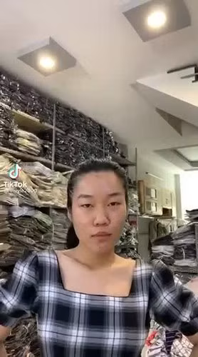 Dưới clip cầu mong mọi người cứu rỗi chiếc nách của Lê Thụy, dân mạng đã để lại hàng loạt bình luận cười ngất, đề nghị thay vì làm clip wax lông nách thì cô nàng nên... wax lông mày.