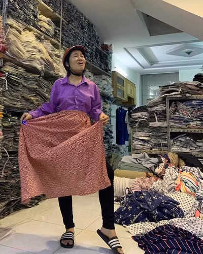 Loạt clip tẩy lông nách của Lê Thụy trước đây làm bão MXH vì độ chịu chơi, không ngại xấu.