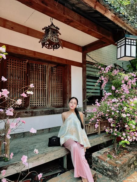 Với thiết kế tôn lên những đường cong tuyệt đẹp của cơ thể, Trâm Anh không chỉ khéo léo khoe vóc dáng mảnh mai mà còn thể hiện được phong cách nền nã, không quá phô trương nhưng đầy quyến rũ.