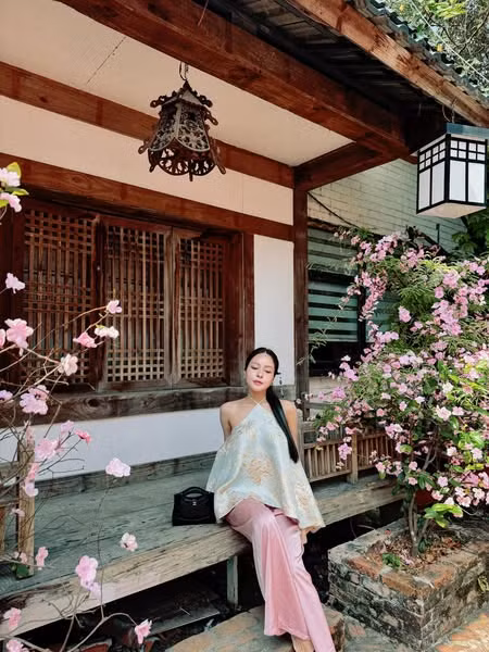 Với thiết kế tôn lên những đường cong tuyệt đẹp của cơ thể, Trâm Anh không chỉ khéo léo khoe vóc dáng mảnh mai mà còn thể hiện được phong cách nền nã, không quá phô trương nhưng đầy quyến rũ.