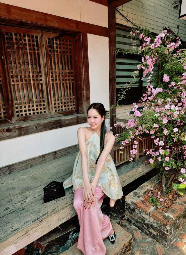 Thiết kế yếm khoe lưng trần táo bạo và tinh tế, khiến người đối diện không thể rời mắt khỏi vóc dáng nuột nà của nàng hot girl xứ Thanh.