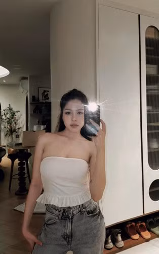 "Cầu mong 2025 sẽ là một năm tràn đầy may mắn bình an, mong những điều tốt đẹp nhất sẽ đến với chúng ta Cuối cùng, xin cảm ơn những người vẫn còn ở lại". Nàng hot girl sinh năm 1996 chia sẻ.