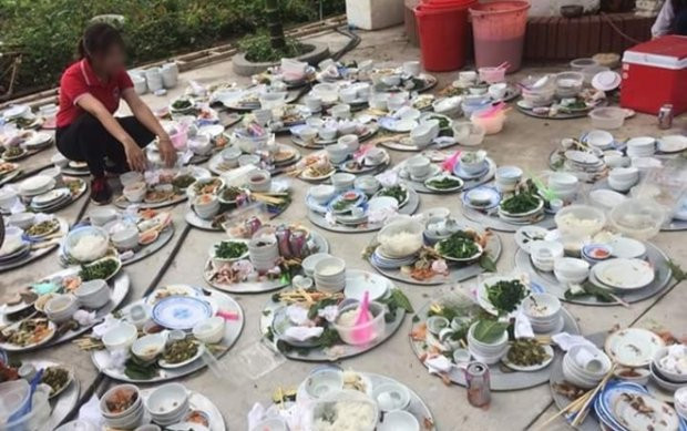 Về quê mới thấy anh ấy trở thành 1 người hoàn toàn khác. Bọn mình về hôm 28 Tết. Lúc về thấy mọi người đang nấu ăn nên mình chủ động vào bếp giúp nhặt rau. Mình nghĩ đây là việc hợp lý nhất nhưng có vẻ mọi người thích thử thách mình. Các chị sai mình đi làm món xào với lý do ‘để dâu tương lai trổ tài’. Thật sự mình không có ý định thể hiện bất cứ cái gì trong lần đầu này”. Cô gái nói thêm.