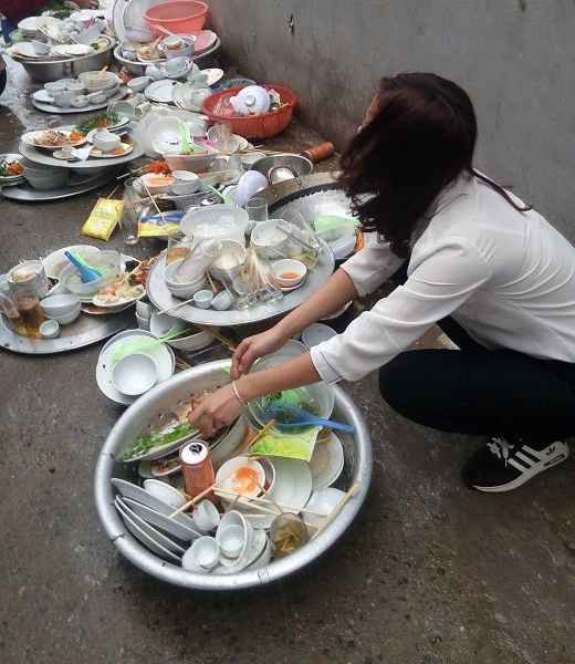 Cô gái kể, suốt quá trình từ lúc đến cho tới lúc về cô không được ngơi nghỉ lúc nào. Cô có cầu cứu bạn trai nhưng anh mặc kệ. Ăn xong có vài người về luôn vì nhà xa, bố mẹ anh ra cổng tiễn. Còn lại người thì ngồi uống trà, người thì gọt hoa quả, mình cô ngồi giữa 5 mâm bát. Thậm chí 1 chị còn dặn cô “Rửa nhanh lên ăn hoa quả em nhé”.