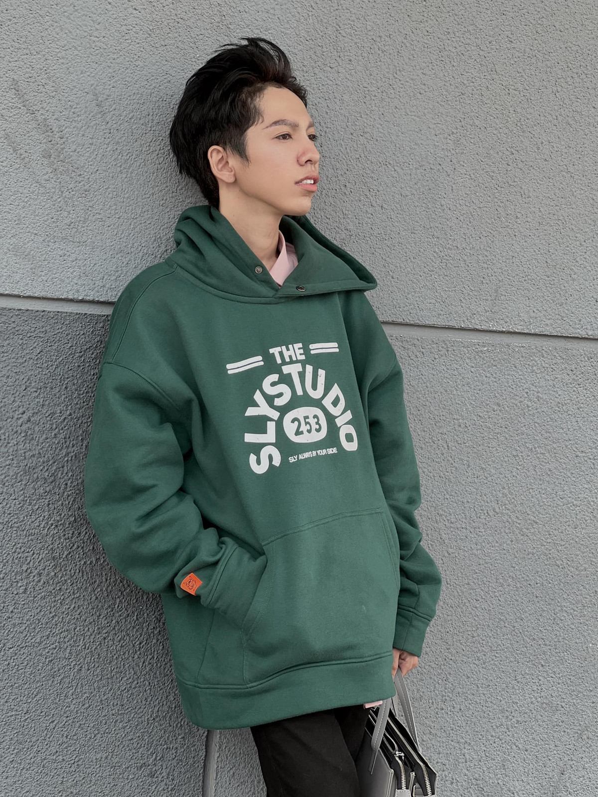 Gia đình của hot TikToker giả gái từng có hoàn cảnh thiếu thốn, thậm chí không có đủ tiền để các con đi học đại học. Khi đó, Thành Ý chỉ đành theo các chị đi học trang điểm, cố gắng kiếm sống qua ngày.