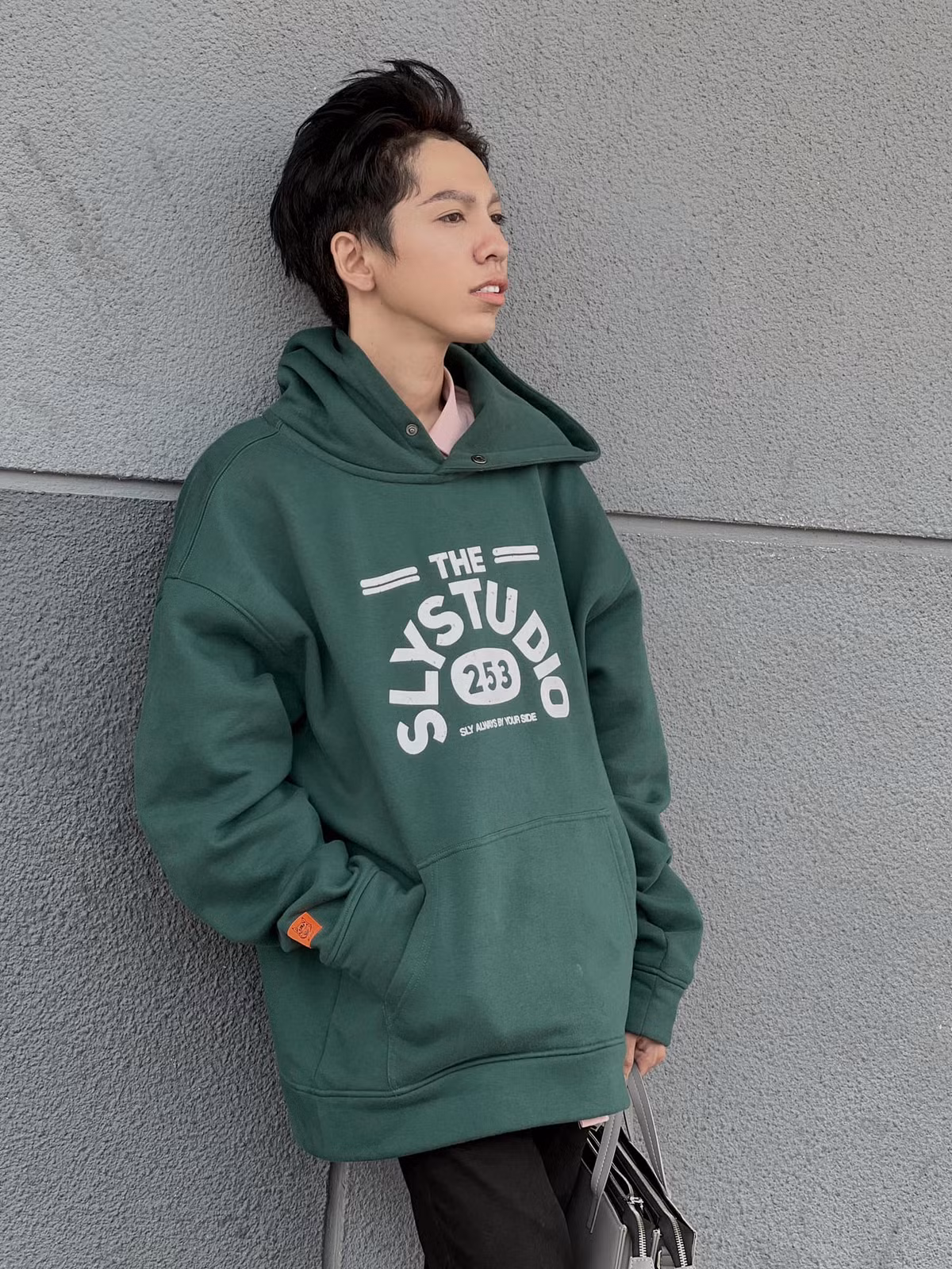 Gia đình của hot TikToker giả gái từng có hoàn cảnh thiếu thốn, thậm chí không có đủ tiền để các con đi học đại học. Khi đó, Thành Ý chỉ đành theo các chị đi học trang điểm, cố gắng kiếm sống qua ngày.