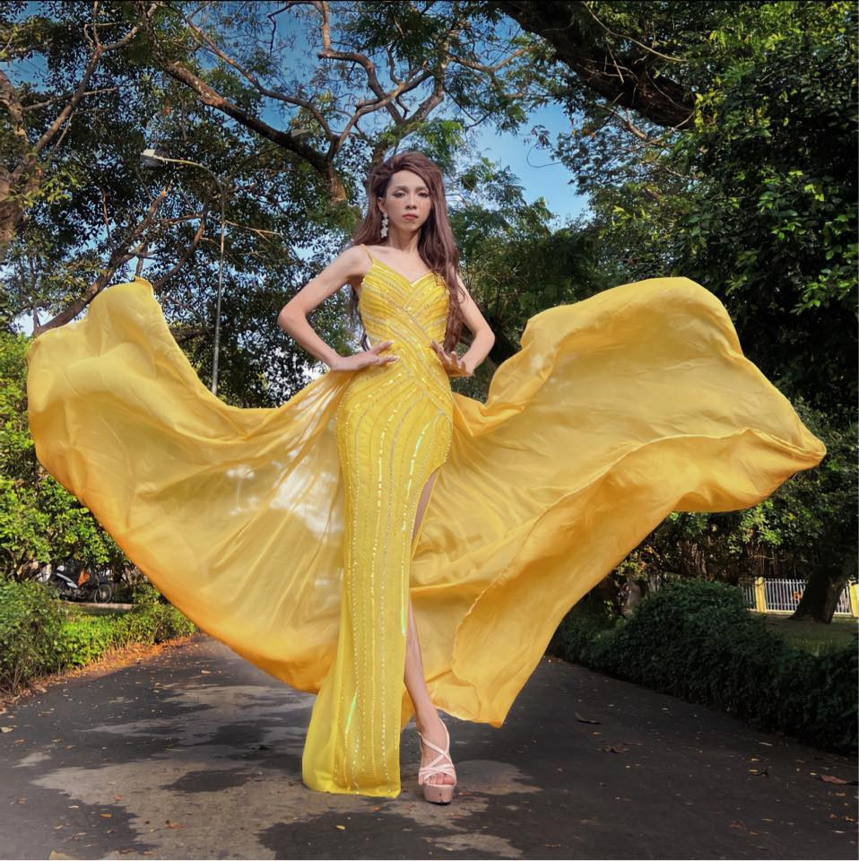 Nói về điều này, Thành Ý chia sẻ: "Điều khó khăn nhất khi tham gia TikTok có lẽ là việc thiếu thốn dụng cụ quay, cũng như không có các thiết bị phù hợp để quay hình một cách hoàn chỉnh và đẹp mắt nhất. Mình nhớ lúc đầu, vì không có chân quay nên phải tận dụng cả ghế, sách, còn phông nền thì lấy khăn trải bàn thay thế."