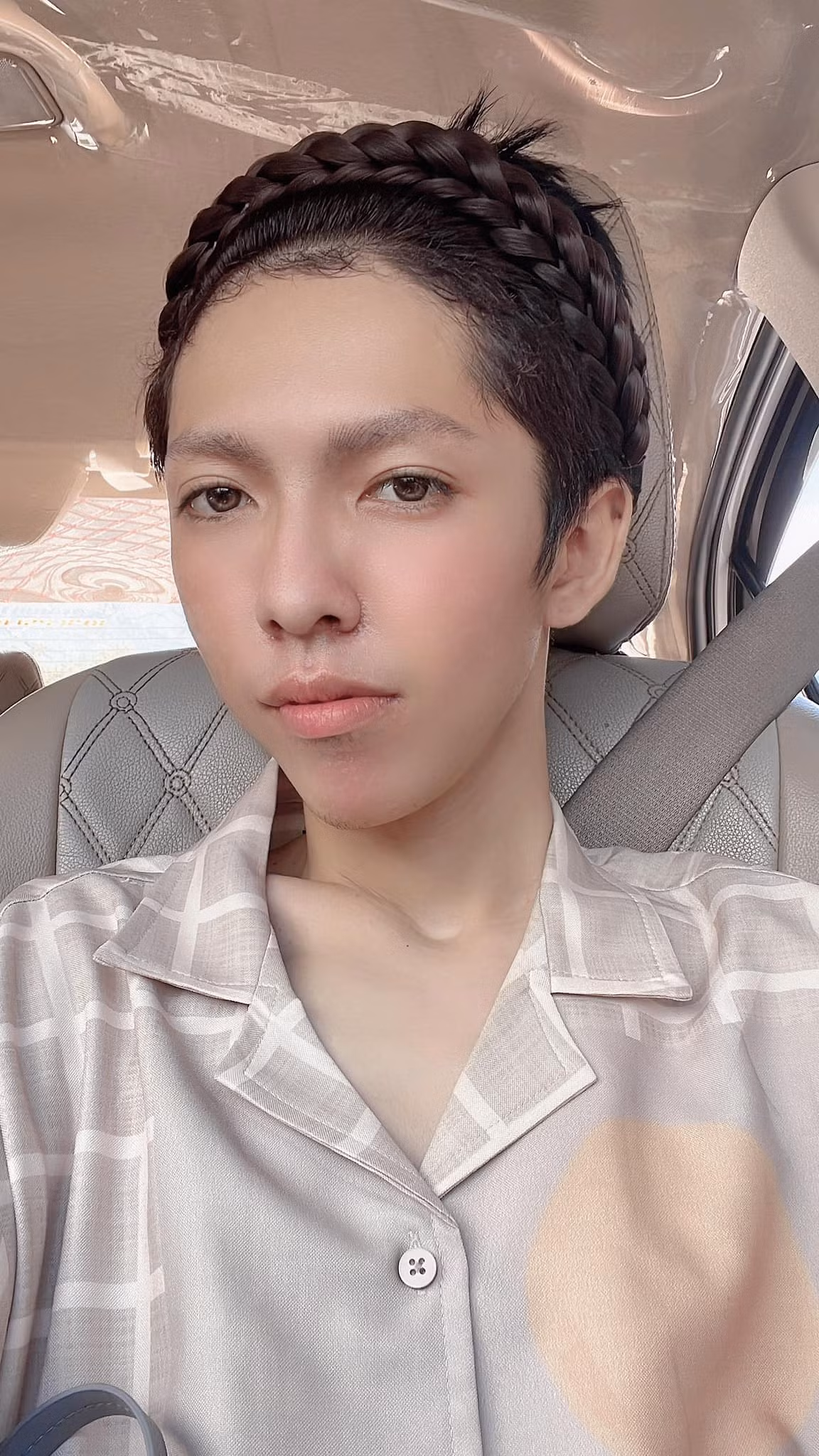 TikToker Võ Thành Ý sinh năm 1999, hiện đang sinh sống và làm việc tại Trà Vinh. Vừa qua, anh chàng còn đạt danh hiệu TikTok Fashion Master cuộc thi TikTok Master và Top 5 Fashion chuyên về mảng make up.