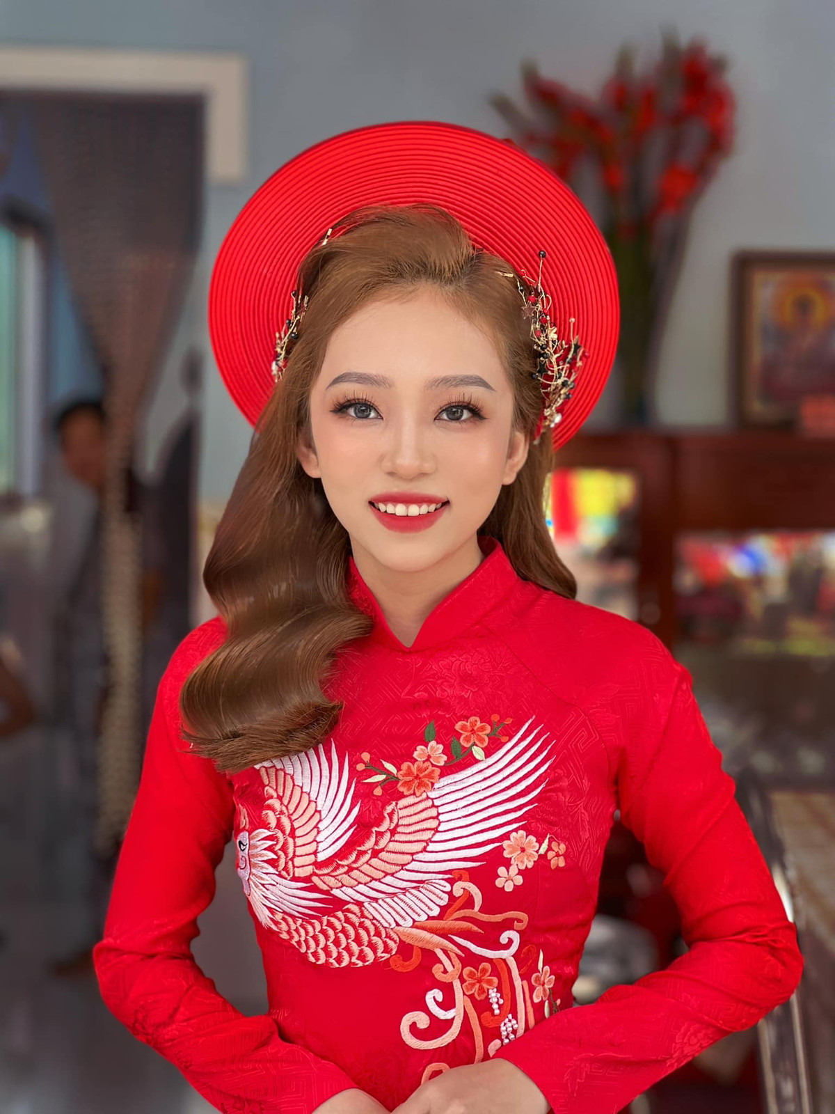 Một trong những điều khiến dân tình ấn tượng nhất ở các clip của Thành Ý đó là trang phục của anh chàng. Ngoài áo dài, nam TikToker còn mạnh tay chi một số tiền rất lớn để mua váy dạ hội, trang phục dân tộc Việt Nam...