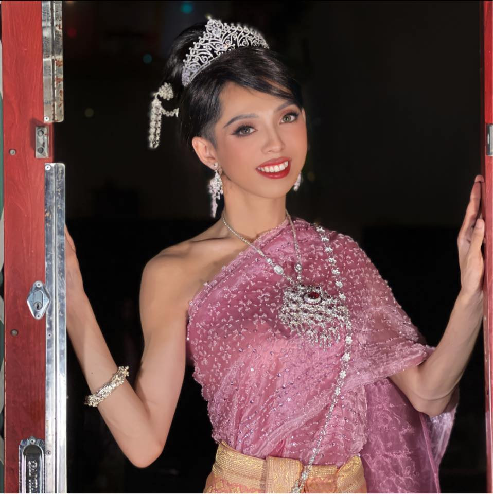 Thành Ý bày tỏ: "Ý lấy cảm hứng từ những tình huống đời thường trong cuộc sống. Đặc biệt mình cũng có một niềm đam mê cực kỳ lớn với những trang phục dân tộc Việt Nam. Thế nên mình muốn phát triển hình ảnh đó cho mọi người biết thêm về trang phục Việt Nam đẹp như thế nào."