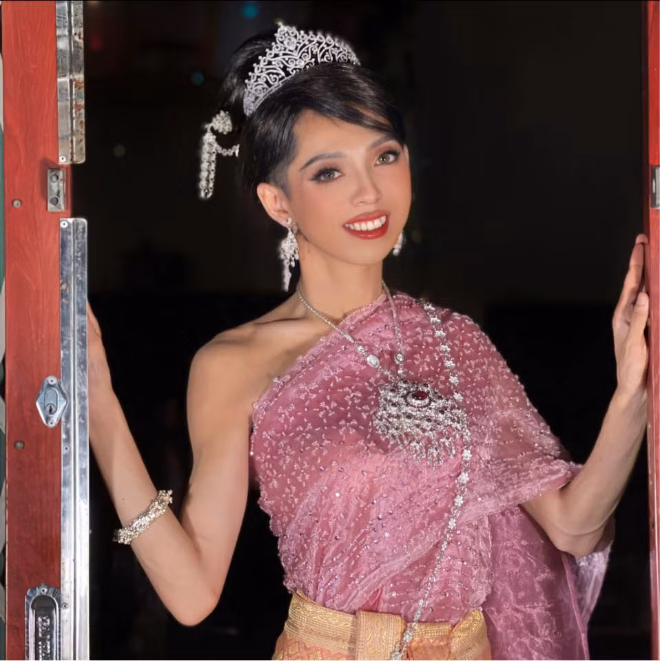 Thành Ý bày tỏ: "Ý lấy cảm hứng từ những tình huống đời thường trong cuộc sống. Đặc biệt mình cũng có một niềm đam mê cực kỳ lớn với những trang phục dân tộc Việt Nam. Thế nên mình muốn phát triển hình ảnh đó cho mọi người biết thêm về trang phục Việt Nam đẹp như thế nào."