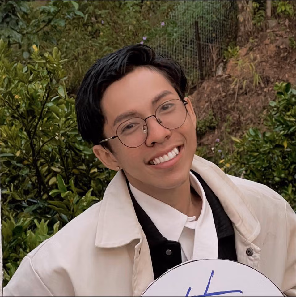 Tuy vất vả là vậy, nhưng cũng nhờ đó, Thành Ý mới có cơ duyên biết đến TikTok. Chia sẻ với chúng tôi, cậu bạn cho biết: "Hai chị mình tham gia TikTok từ năm 2018, thuộc top những người tham gia đầu tiên. Khi thấy đề xuất, mình cũng tò mò tải về rồi từ đó tìm hiểu, sử dụng đến tận bây giờ."