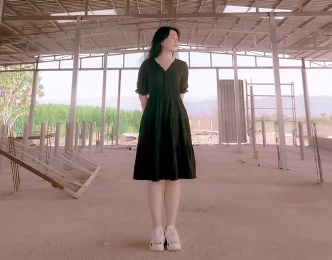 Thanh Thanh chia sẻ: "“Mình ăn theo chế độ Eat clean: Uống đủ nước, ăn khoai lang, ức gà luộc, rau xanh… cộng với tập thể dục thường xuyên. Chưa tới 6 tháng, mình giảm từ 83kg xuống còn 57kg. Tuy nhiên, một thời gian sau đó, mình lại ăn uống mất kiểm soát và tăng lên 65kg. Thế rồi, mình nhận ra chẳng có thành công nào cả nếu mình không kiên trì. Mình theo dõi những kênh Tiktok hướng dẫn ăn uống khoa học, áp dụng theo đó và giảm xuống còn 53kg”