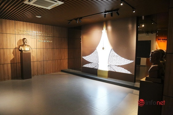 Dự án trưng bày triển khai đồng thời với Dự án sưu tầm, đến nay đã hoàn tất thi công. Nội dung trưng bày gồm 5 phần: Báo chí Việt Nam giai đoạn 1865-1925; Báo chí Việt Nam giai đoạn 1925-1945; Báo chí Việt Nam giai đoạn 1945-1954; Báo chí Việt Nam giai đoạn 1954-1975; Báo chí Việt Nam giai đoạn 1975 đến nay. Trong ảnh là hình tượng Bút sen ở gian khánh tiết tại tầng 1 Bảo tàng.