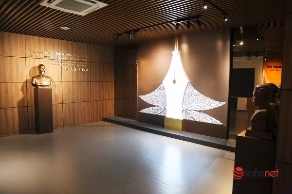 Dự án trưng bày triển khai đồng thời với Dự án sưu tầm, đến nay đã hoàn tất thi công. Nội dung trưng bày gồm 5 phần: Báo chí Việt Nam giai đoạn 1865-1925; Báo chí Việt Nam giai đoạn 1925-1945; Báo chí Việt Nam giai đoạn 1945-1954; Báo chí Việt Nam giai đoạn 1954-1975; Báo chí Việt Nam giai đoạn 1975 đến nay. Trong ảnh là hình tượng Bút sen ở gian khánh tiết tại tầng 1 Bảo tàng.