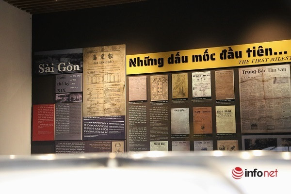 Những tờ báo đầu tiên bằng tiếng Việt, chiều xem từ trái qua phải.