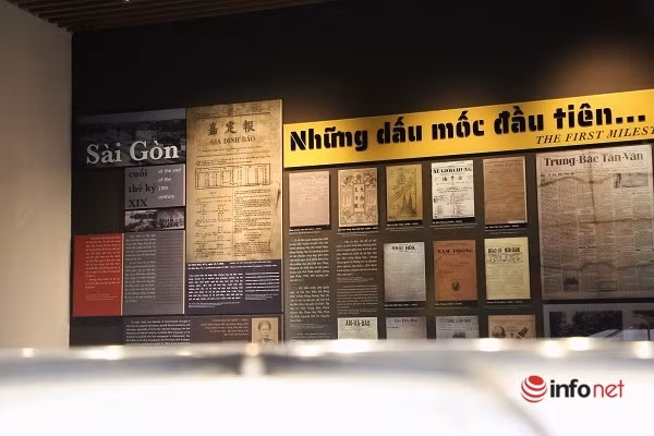 Những tờ báo đầu tiên bằng tiếng Việt, chiều xem từ trái qua phải.