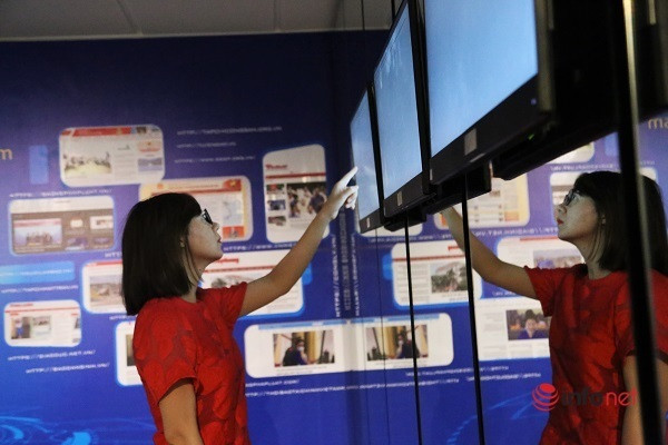 Nơi trưng bày của báo điện tử không xuất hiện các hiện vật như các gian báo khác, chỉ trưng bày màn hình để khách tham quan tự do tra cứu.