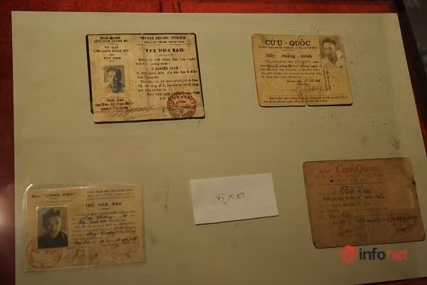 Những chiếc thẻ nhà báo bản gốc được trưng bày ở Bảo tàng.