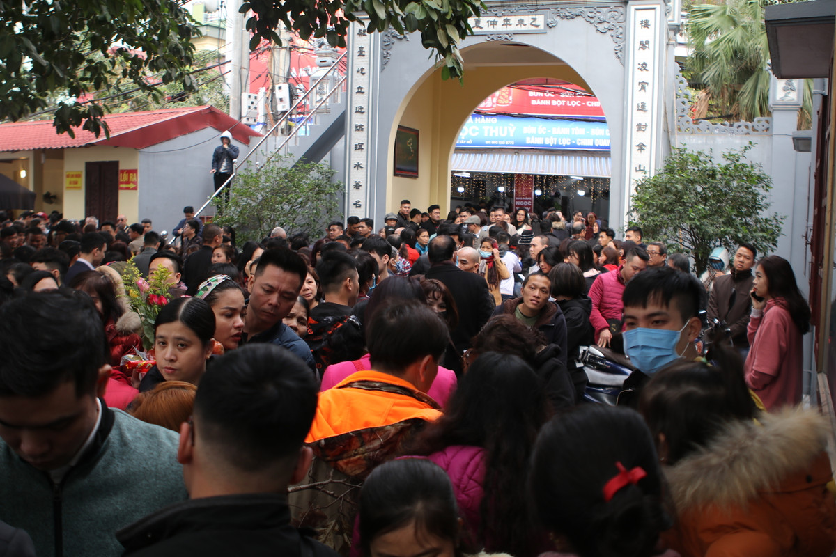 Dòng người đông đúc, chen chân nhau vào dâng hương lễ phủ Tây Hồ đầu năm.