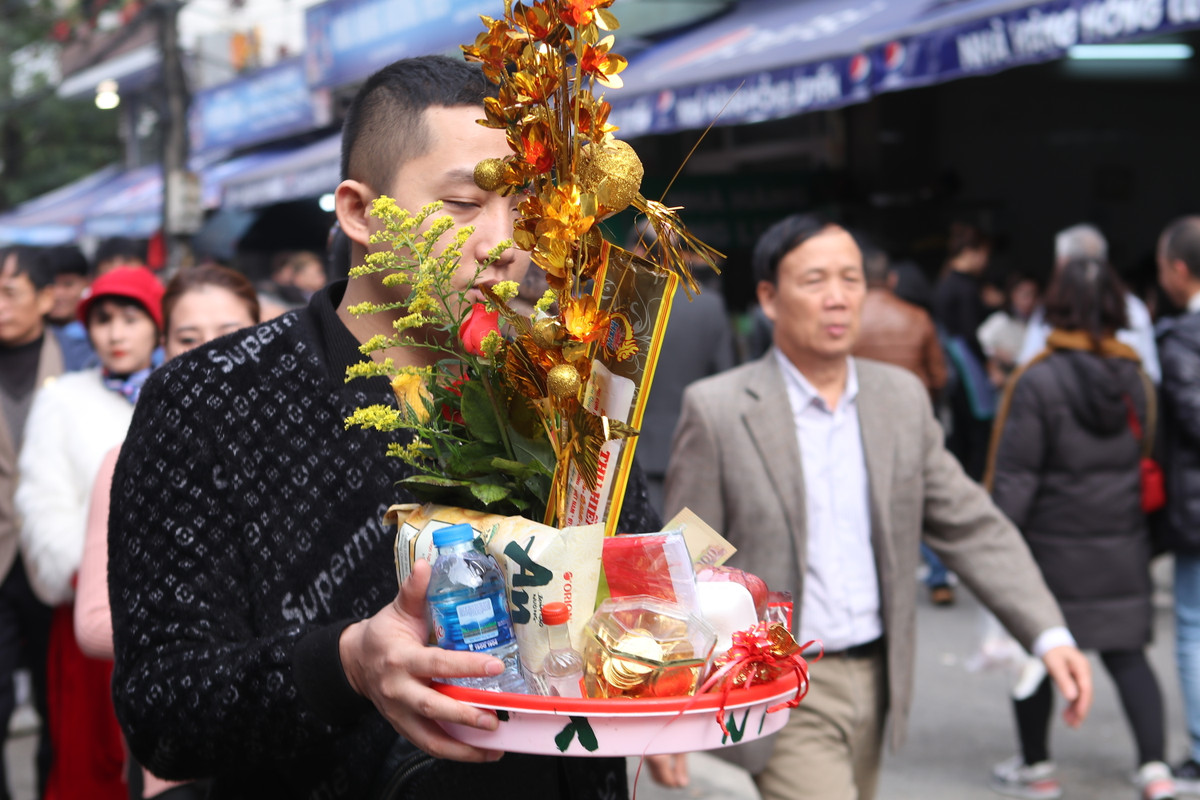 Có mặt tại phủ Tây Hồ sáng mùng 3 Tết, PV Kiến Thức chứng kiến dòng người đông đúc chảy hội về lễ Mẫu Liễu Hạnh. Dù có cảnh đông đúc nhưng lực lượng chức năng đã có mặt để điều khiển tránh tính huống xấu xảy ra.