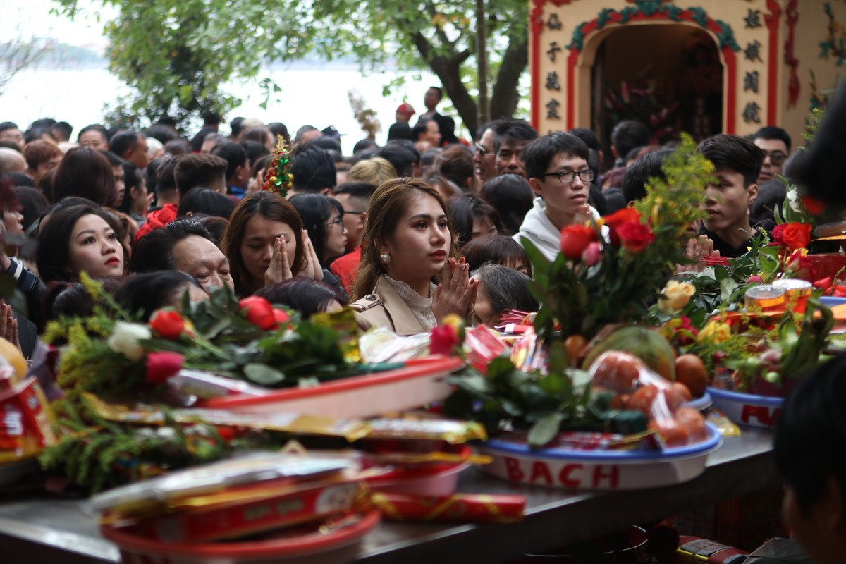 Rất nhiều hàng quán, dịch vụ ăn theo như đổi tiền lẻ, viết sớ hay hương oản đều có mặt ở phủ Tây Hồ nhưng đều rất quy củ.