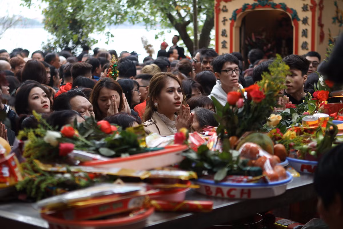 Rất nhiều hàng quán, dịch vụ ăn theo như đổi tiền lẻ, viết sớ hay hương oản đều có mặt ở phủ Tây Hồ nhưng đều rất quy củ.