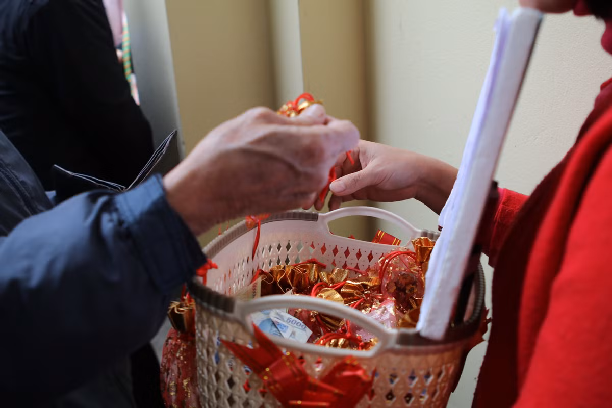 Những túi muối lộc được các bạn trẻ chuẩn bị để bán tại phủ Tây Hồ. Video Hà Nội: Người dân chen chúc đi lễ Phủ Tây Hồ - Nguồn: VTC