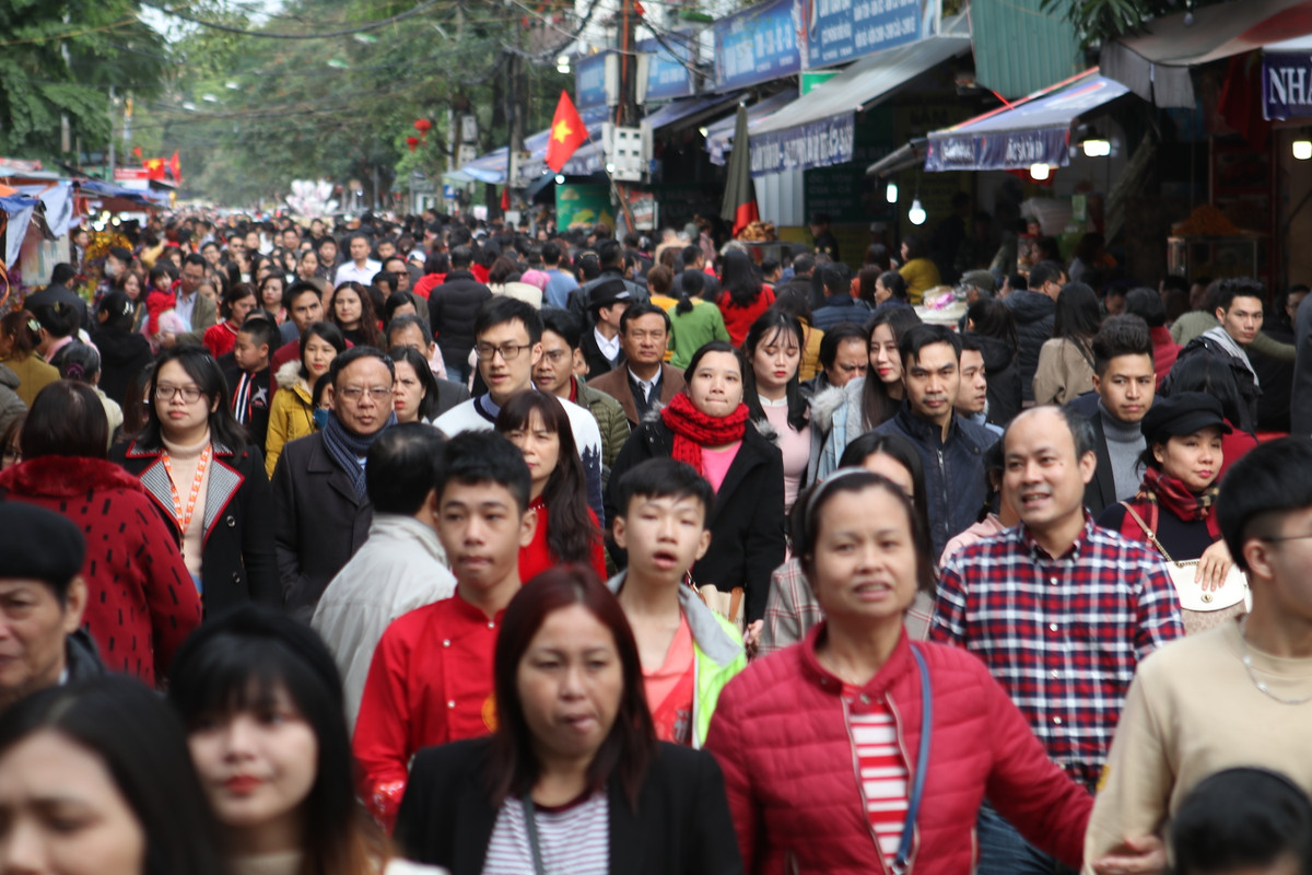 "Năm nào gia đình tôi cũng đi lễ phủ. Do hôm qua trời mưa nên tôi quyết định lễ chùa vào hôm nay, để cầu cho gia đình nhiều sức khỏe và luôn vui vẻ", bà Oanh cho biết.