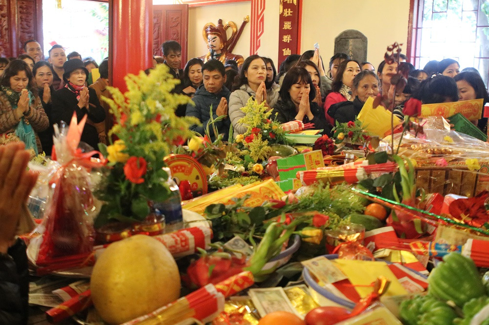 Không còn tình trạng cờ bạc, mê tín dị đoan trước cổng phủ Tây Hồ như mọi năm, thay vào đó là dòng người thành tâm dâng những ước nguyện đầu năm tốt đẹp.