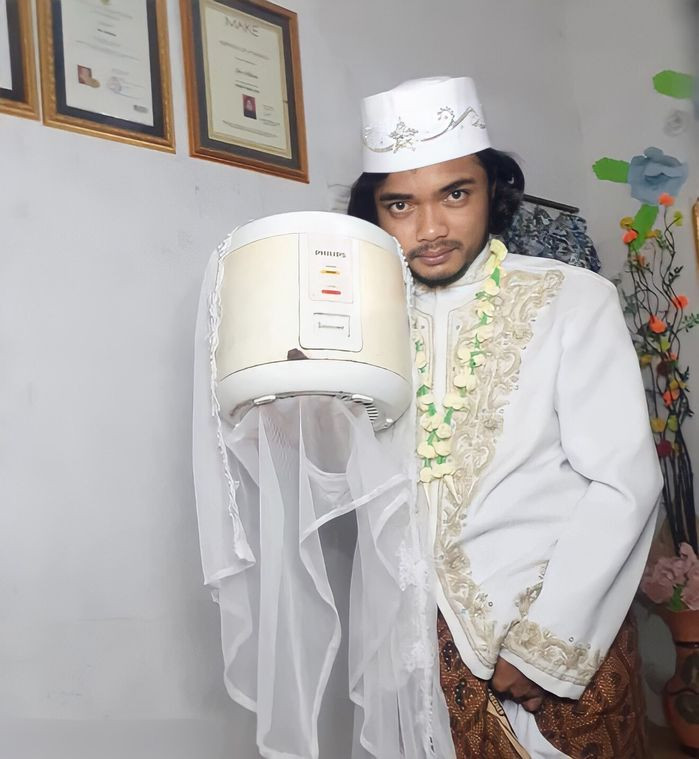 Người đàn ông tên Khairul Anam đã khiến CĐM không khỏi ngỡ ngàng khi chia sẻ bức ảnh cưới của mình lên mạng xã hội. Điều đáng nói cô dâu lại chính là chiếc nồi cơm điện.