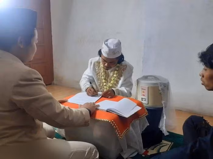 Trong hôn lễ trọng đại, chú rể khoác lên mình chiếc áo sơ mi trắng kết hợp với những đường thêu tinh xảo. Đi cùng là chiếc samping batik thường được sử dụng trong đám cưới truyền thống của người Indonesia.