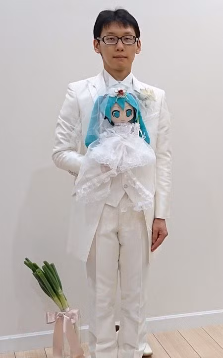 Đây cũng không phải là lần đầu tiên xảy ra những đám cưới “độc lạ” này. Trước đó truyền thông đưa tin một người đàn ông Nhật Bản tên Akihiko Kondo 35 tuổi đã kết hôn với một cô búp bê mô phỏng theo cô ca sĩ ảo Hatsune Miku.