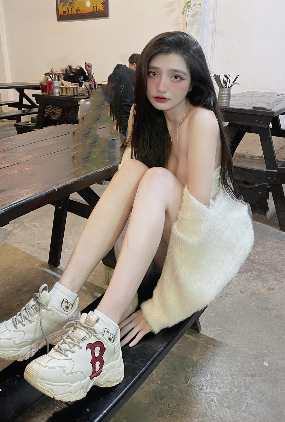 Nhiều netizen từng để lại nhận xét, hình ảnh của Khánh Linh thường toát lên nét tinh khôi pha sự quyến rũ trong từng khoảnh khắc.