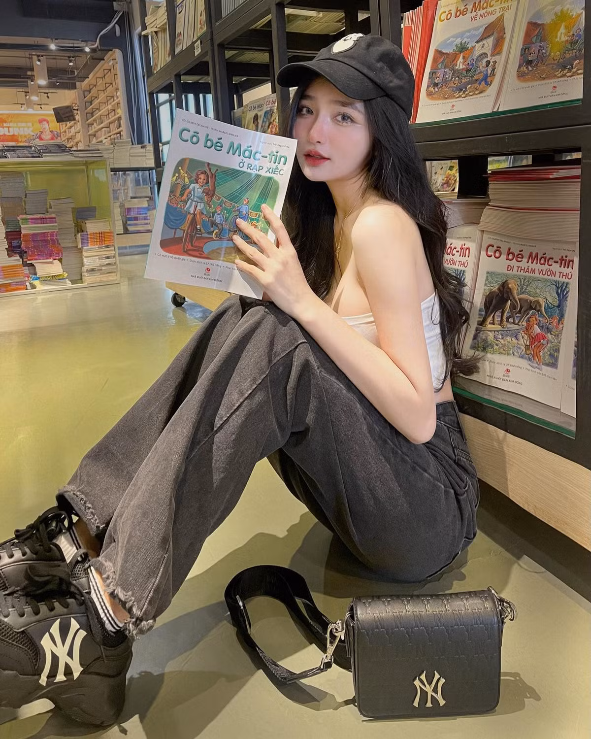 Với sự cố gắng không ngừng cùng với một chút may mắn, Khánh Linh nắm bắt được nhiều cơ hội tốt trong công việc. Cô nàng trở thành mẫu ảnh có tiếng, được nhiều thương hiệu thời trang "săn đón". Ngoài ra, Khánh Linh cũng là chuyên gia trang điểm được nhiều hot girl lựa chọn.