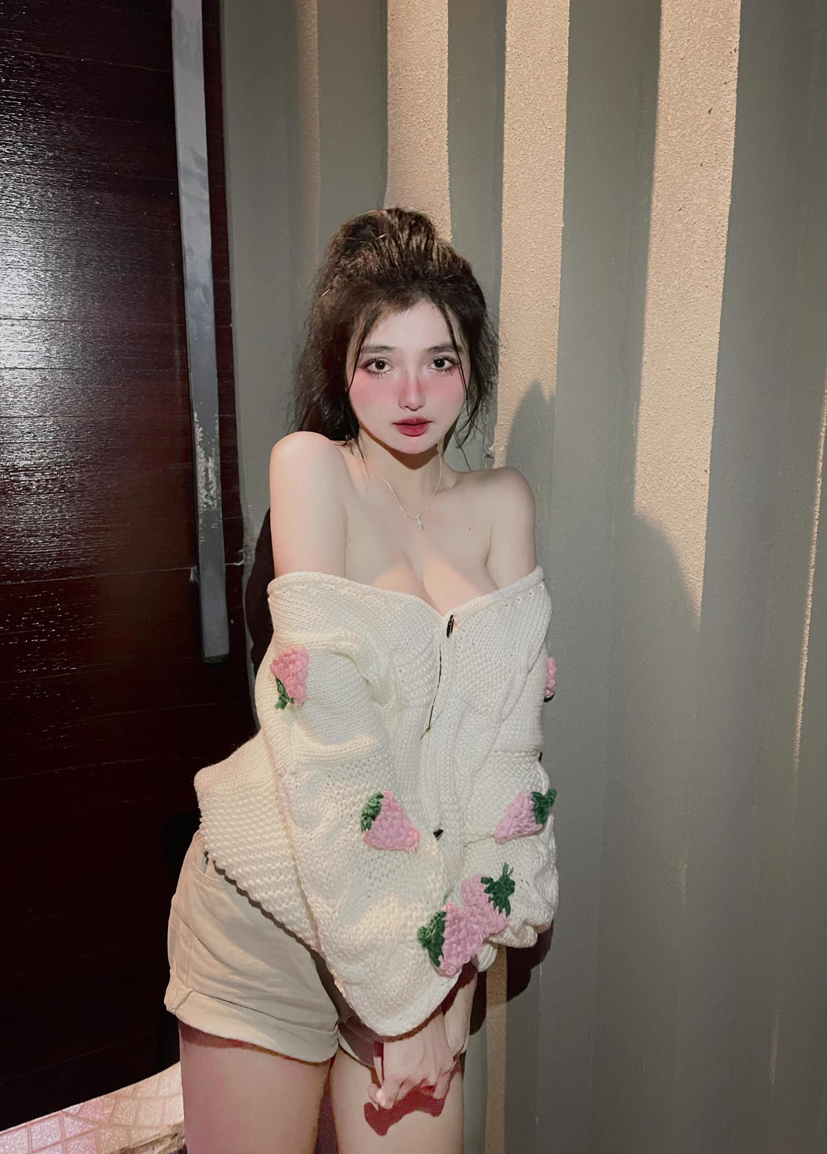 Khánh Linh ưa chuộng phong cách mỏng manh, gợi cảm nhưng không quá đà. Cô nàng thường xuất hiện trong những bộ ảnh nghệ thuật với biểu cảm mơ màng, khung cảnh trữ tình.