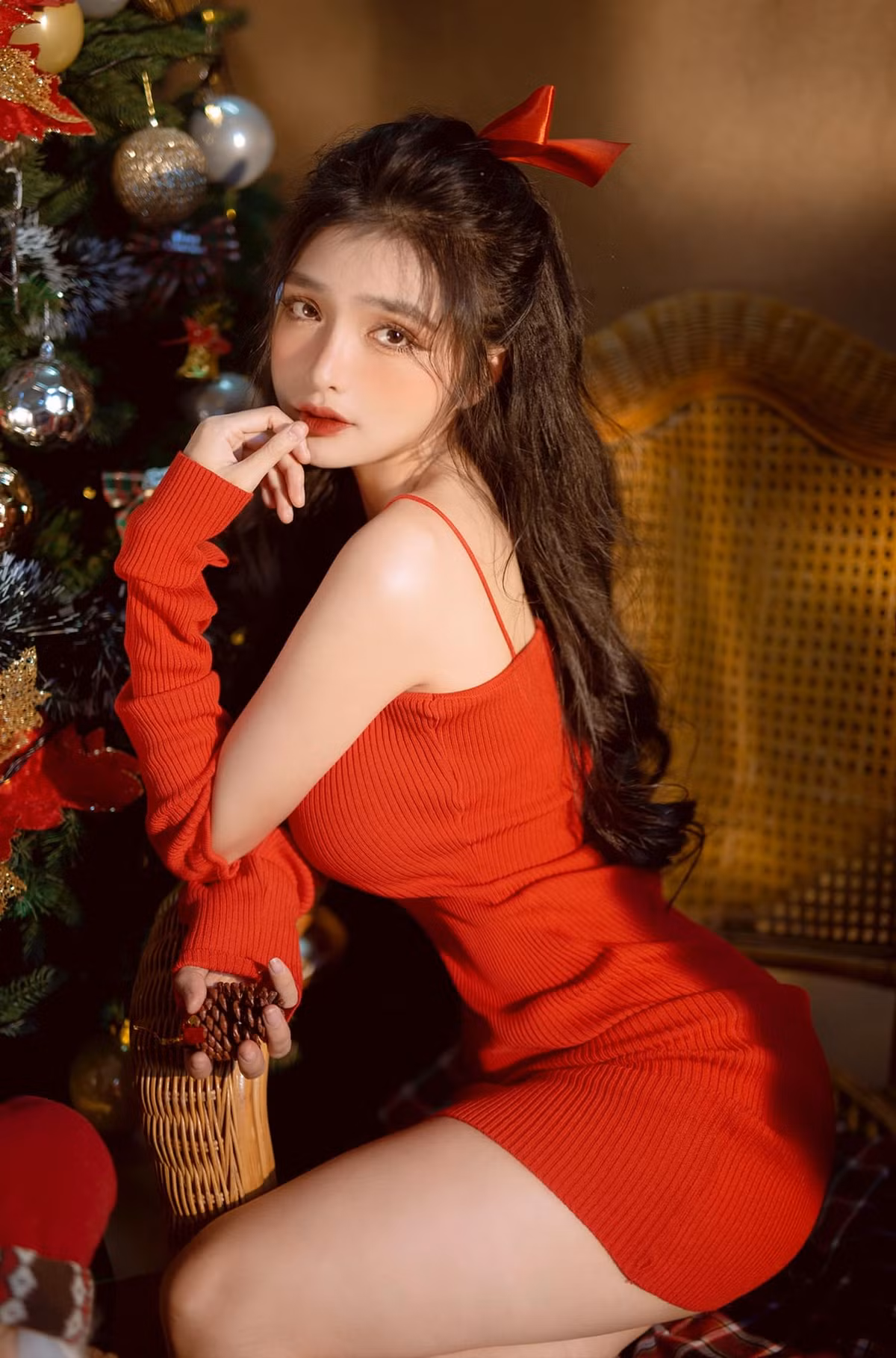 Khánh Linh từng gây chú ý khi chia sẻ về hành trình lập nghiệp của mình. Tốt nghiệp trung học phổ thông, cô nàng khăn gói vào thành phố gây dựng sự nghiệp. Cô nàng quyết định theo học nghề make-up và làm đủ thứ việc khác nhau để kiếm tiền trang trải cuộc sống như: làm mẫu ảnh, diễn viên quần chúng...