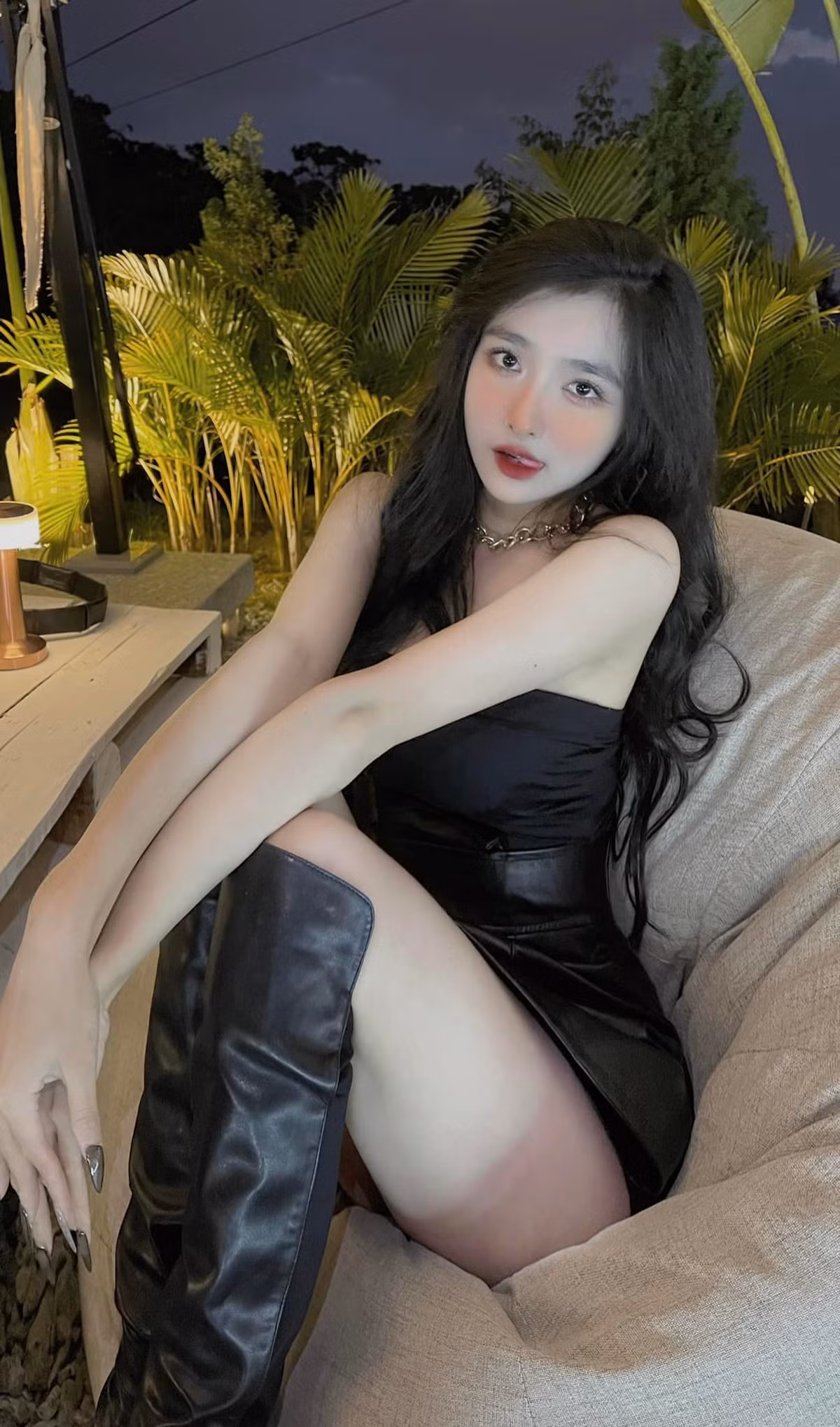 Hot girl Đắk Nông hiện là mẫu ảnh và chuyên gia trang điểm.