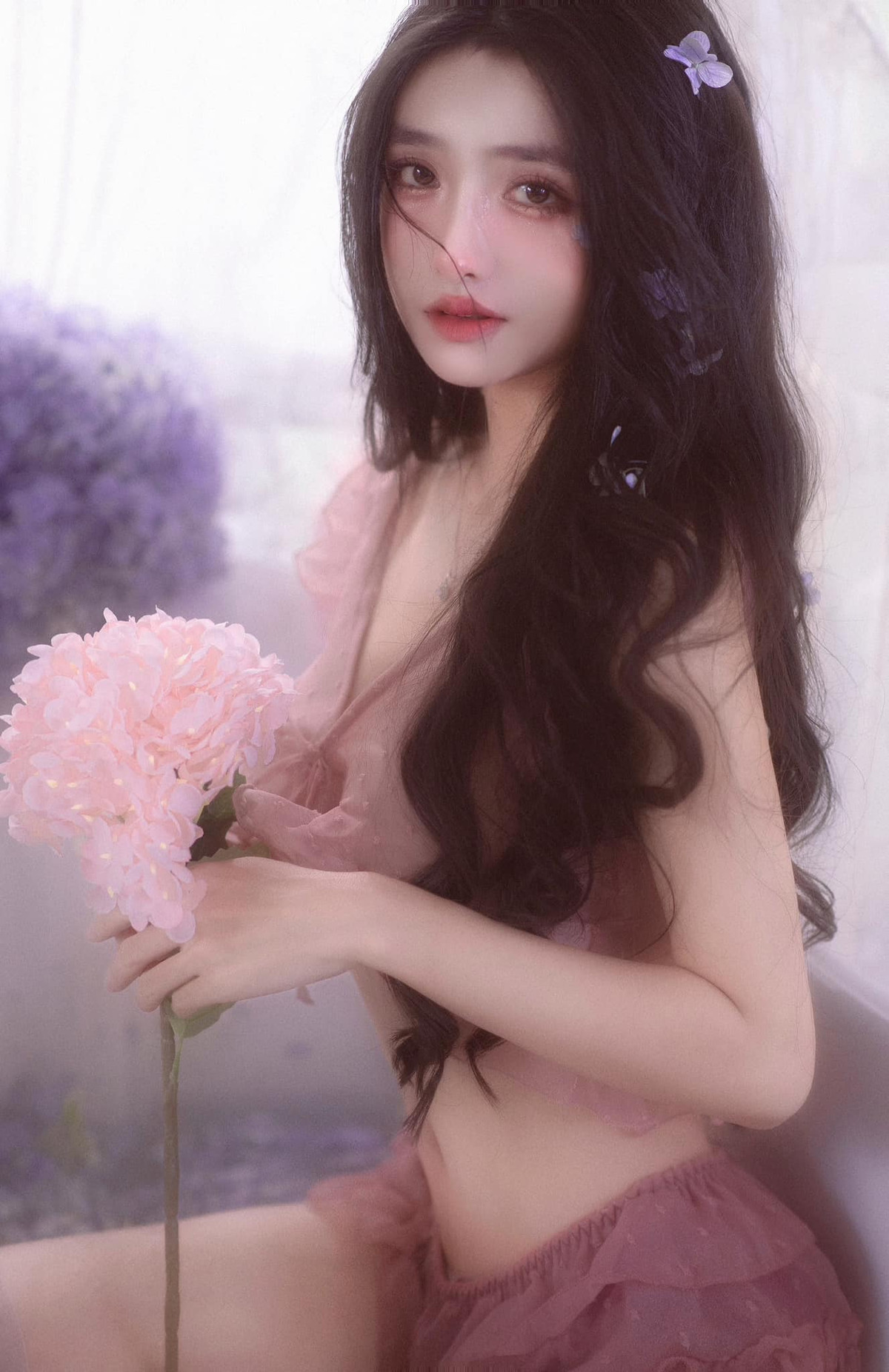 Khánh Linh nổi tiếng nhờ sở hữu gương mặt xinh như búp bê cùng vẻ đẹp mỏng manh sương khói. Cô nàng được ví như nàng thơ với những bộ ảnh nghệ thuật đẹp dịu dàng và thuần khiết.