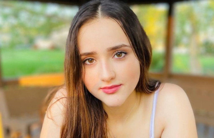 Hot girl bóng chuyền tới từ Colombia được người hâm mộ nhận xét có vẻ ngoài đặc trưng của những cô gái Nam Mỹ, gương mặt xinh xắn chuẩn mẫu.