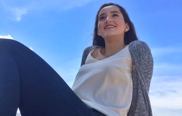 Mariana Donado Yepes cũng thường xuyên tắm nắng cho da.