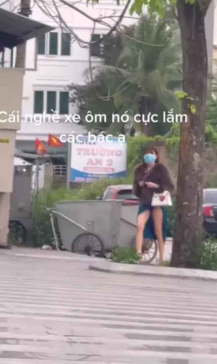 Cụ thể, cô nàng diện một chiếc váy màu xanh xẻ đùi cao vút đến quá đùi, sắp hở cả nội y. Vừa đi cô gái vừa chỉnh lại chiếc áo màu nâu khiến ai nhìn cũng đỏ mặt.